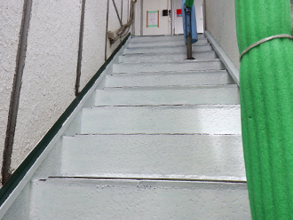 千葉県　富津市　階段室防水工事　踏み板のケレン