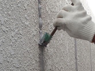 千葉県富津市　外壁塗装　屋根カバー工法　下地の処理　目地補修　コーキングの形を整える