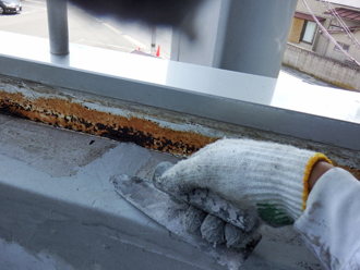 千葉県富津市　外壁塗装　屋根カバー工法　下地の処理　左官でセメントを塗る