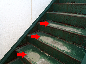 千葉県富津市　外壁塗装　屋根カバー工法　外階段の点検　踏み板部分の塗膜が薄くなっている