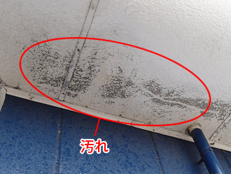 千葉県富津市　外壁塗装　屋根カバー工法　点検　軒天の塗膜が薄くなっている
