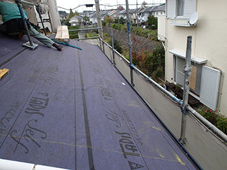 千葉県　市原市　屋根カバー工法　防水紙の敷設