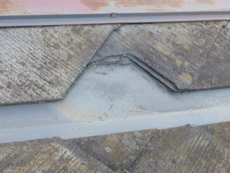 千葉県木更津市　外壁塗装　屋根カバー工法　点検　コロニアルの欠け　拡大