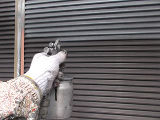 千葉県浦安市　外壁塗装　屋根塗装　細部の塗装　雨戸の塗装　下塗り
