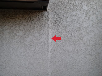 千葉県浦安市　外壁塗装　屋根塗装　点検　窓枠の外壁のクラック補修跡