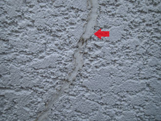 千葉県浦安市　外壁塗装　屋根塗装　点検　外壁のクラック補修跡の拡大