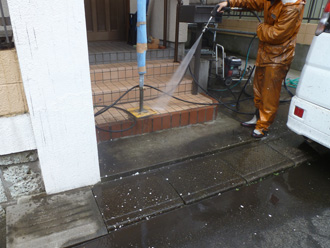 千葉県　船橋市　高圧洗浄の汚れを洗い流す
