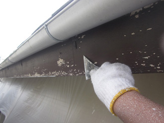 千葉県　船橋市　破風板と雨樋の塗装　ケレン