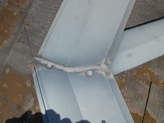千葉県船橋市　屋根塗装　棟板金交換　部分塗装　点検　棟板金のコーキングの劣化