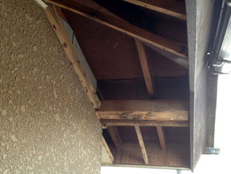 千葉県袖ヶ浦市　軒天補修　傷んだ軒天板を撤去した様子