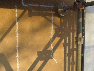 千葉県袖ヶ浦市　外壁塗装　クラック補修の跡が目立つ