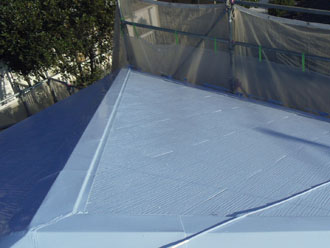 千葉県袖ヶ浦市　屋根塗装　中塗り後の屋根