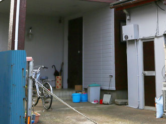 千葉県香取市　外壁塗装　陸屋根　玄関部分の塗装完了