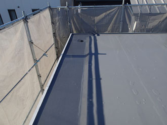 千葉県香取市　外壁塗装　陸屋根　防水工事　屋根塗装　タスペーサー挿入中