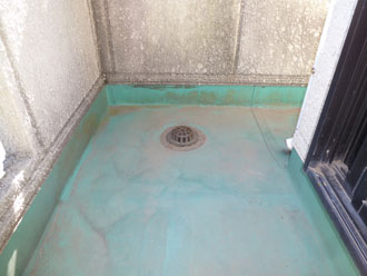 千葉県香取市　外壁塗装　陸屋根　防水工事　点検　ベランダの色褪せた床