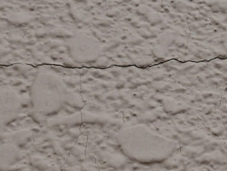 東京都昭島市　外壁塗装　外壁の点検　厄介な横方向のひび割れ