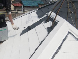 東京都立川市　屋根塗装　中塗り　遮熱塗料　アレスクールSi
