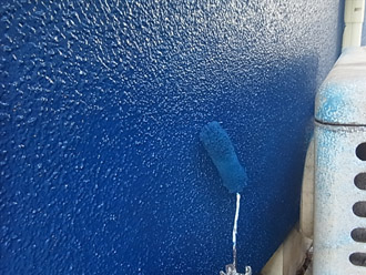 神奈川県三浦市　外壁塗装　屋根塗装　外壁塗装の様子　中塗り　1階部分を青く塗装　狭いところはローラーで