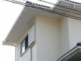 神奈川県三浦市　外壁塗装　屋根塗装　外壁塗装の様子　2階部分の塗装完了