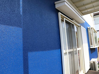 神奈川県三浦市　外壁塗装　屋根塗装　外壁塗装の様子　1階部分の塗装完了