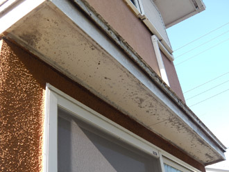 神奈川県三浦市　外壁塗装　屋根塗装　点検　庇の裏の塗装の剥がれ