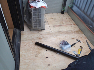 横浜市神奈川区　ベランダの防水工事　床板設置