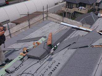 横浜市緑区　屋根カバー工法　屋根材設置
