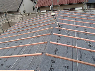 神奈川県横浜市都筑区　屋根葺き替え　防水紙設置　桟木設置