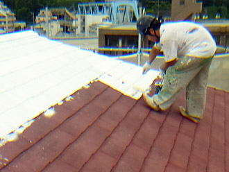 屋根塗装　シリコン系の遮熱塗料の「アレスクールSi」　下塗り