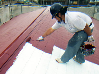 屋根塗装　シリコン系の遮熱塗料の「アレスクールSi」　中塗り