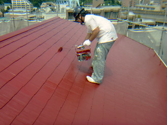 屋根塗装　シリコン系の遮熱塗料の「アレスクールSi」　上塗り